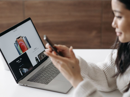 Telefonundan web sitesini inceleyen kullanıcı